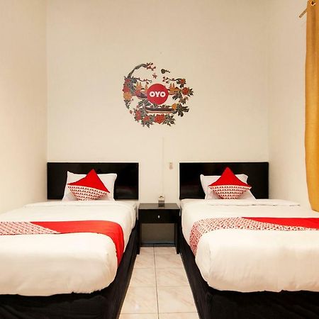 Oyo 529 Hotel Paninda Medan Exterior photo